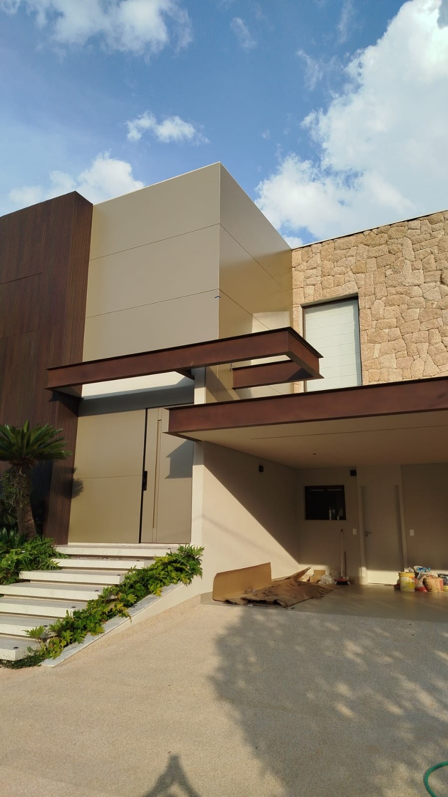 Fachada em ACM com marquise metálica