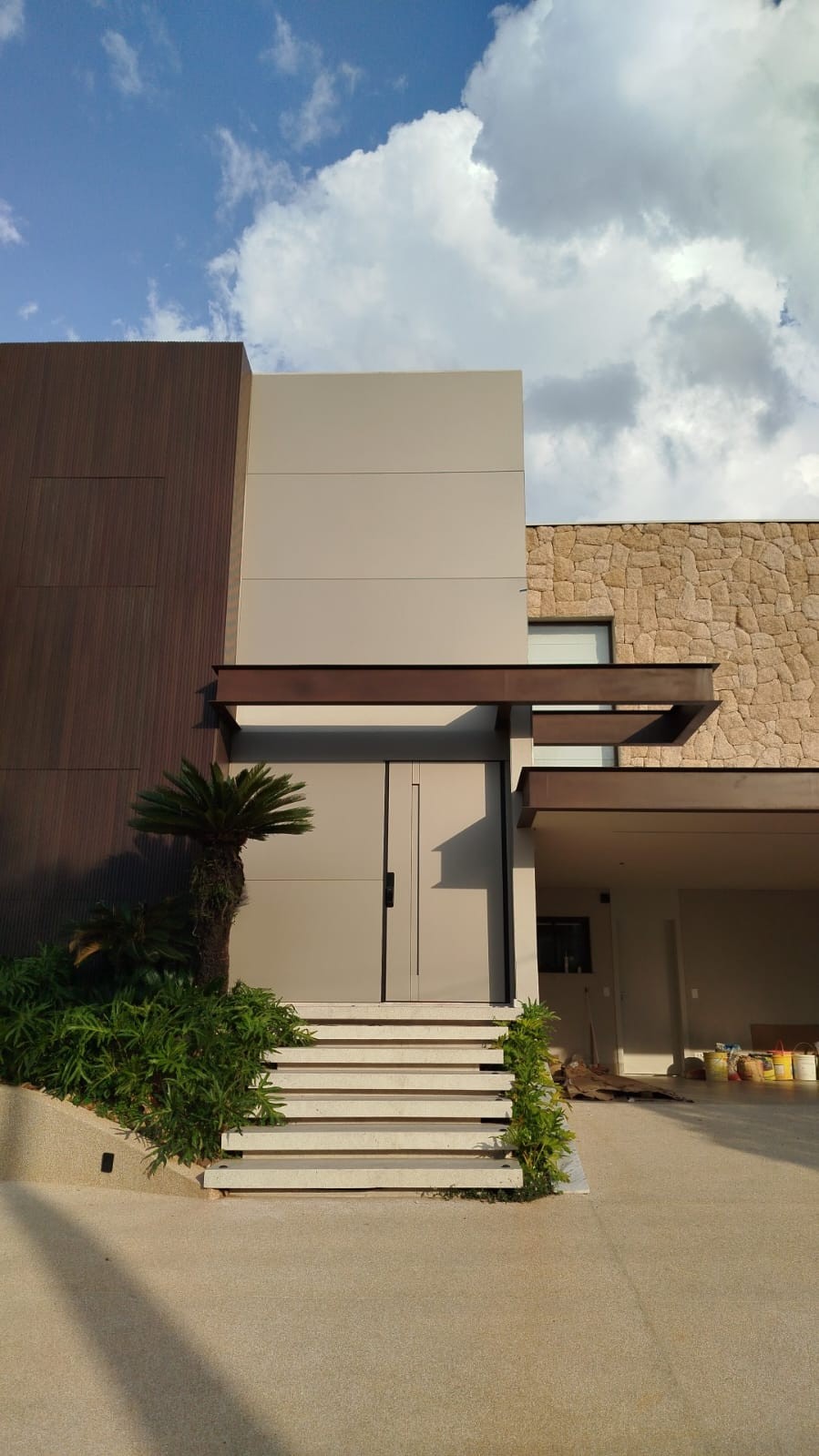 Entrada residencial com painéis ACM