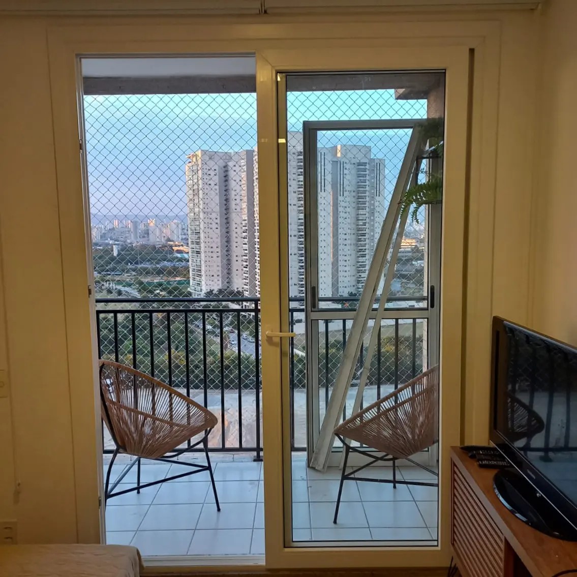 Esquadria de PVC com isolamento acústico em varanda