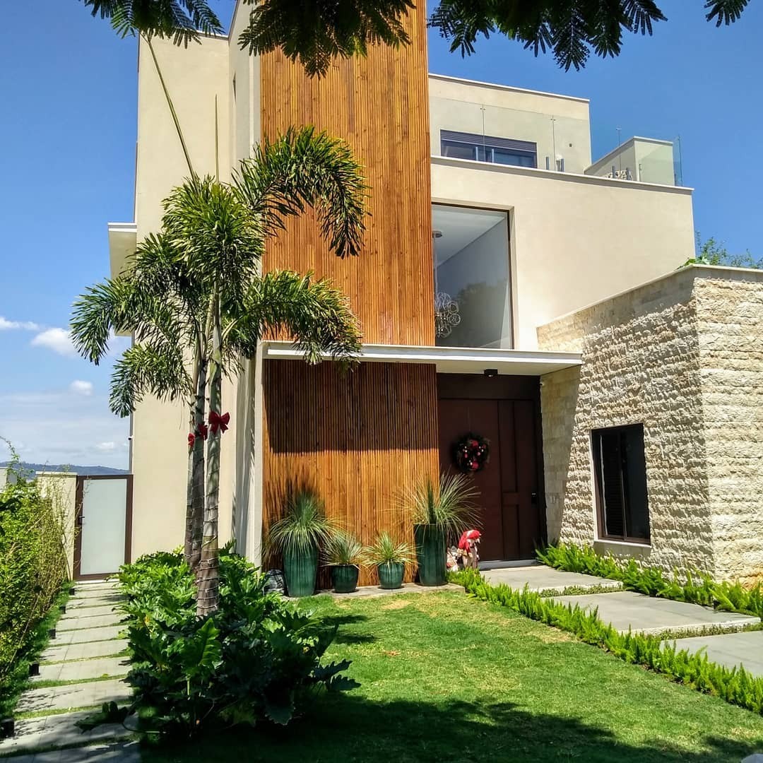 Fachada residencial com portal em madeira