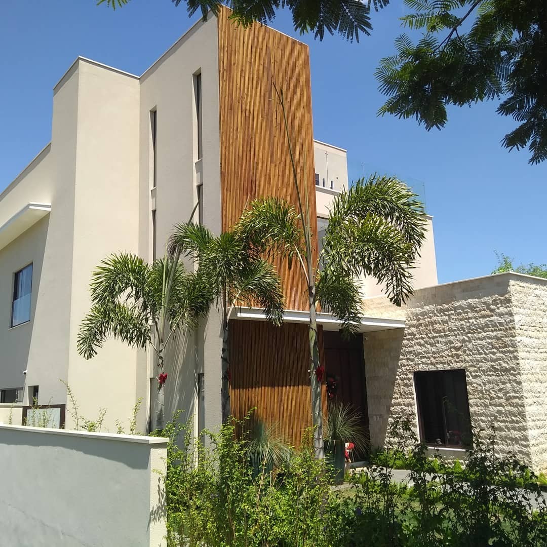 Entrada residencial emoldurada em madeira
