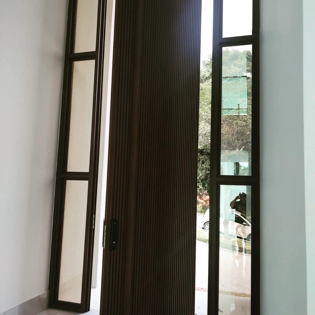 Detalhe de esquadria ripada com fechadura