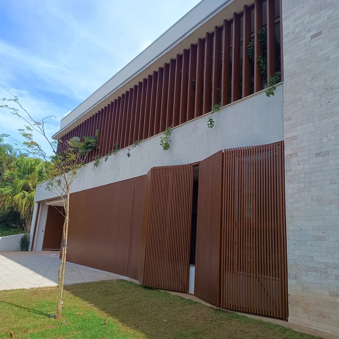 Fachada com brise de alumínio pintura madeirada