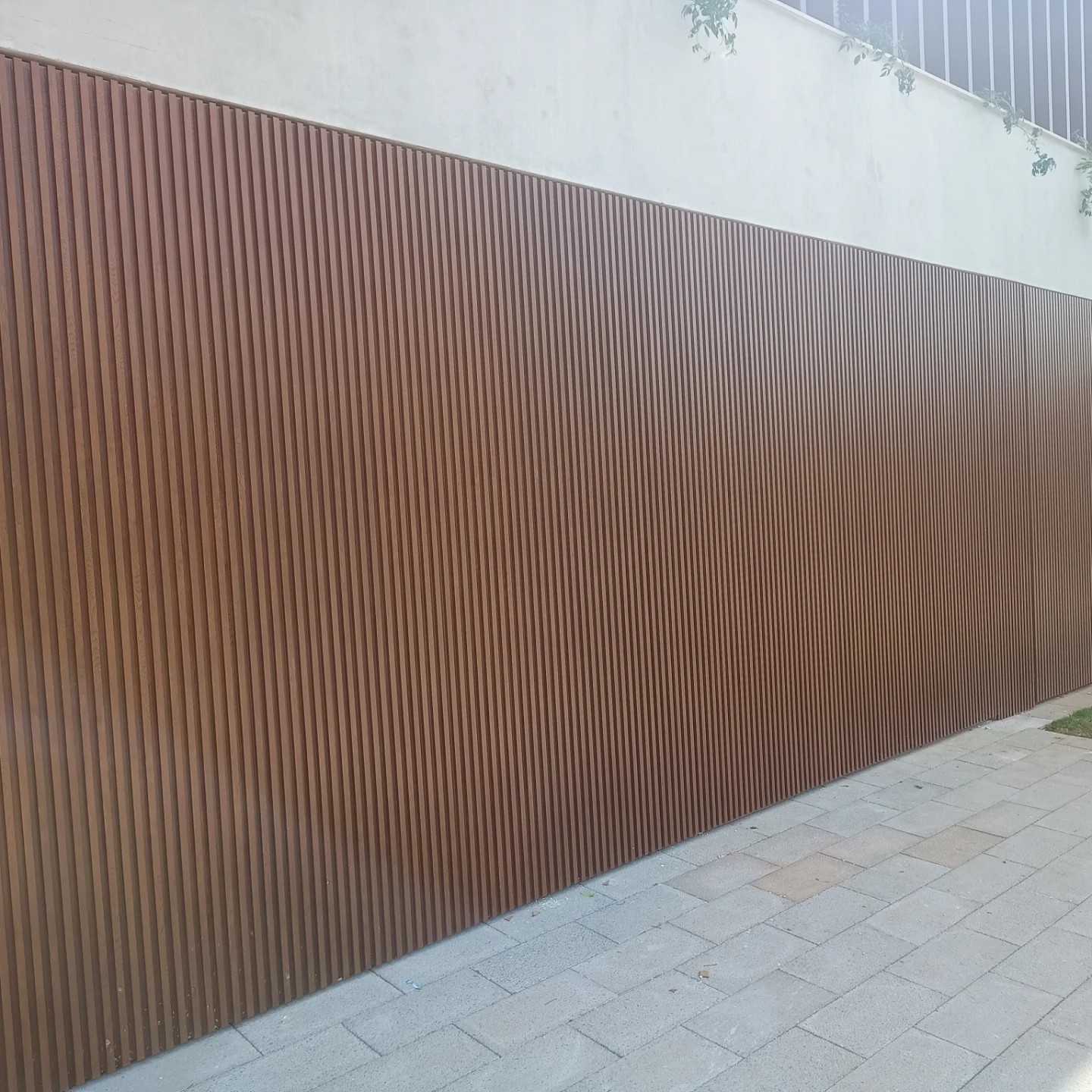 Detalhe do painel de brise madeirado