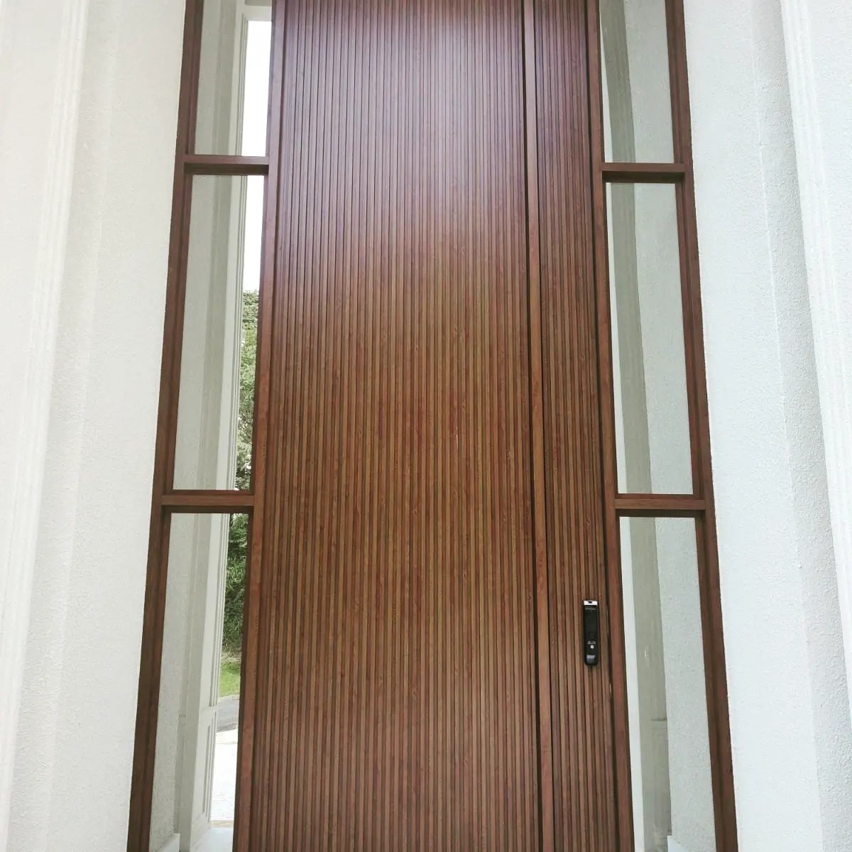 Porta social pivotante ripada em hall de entrada