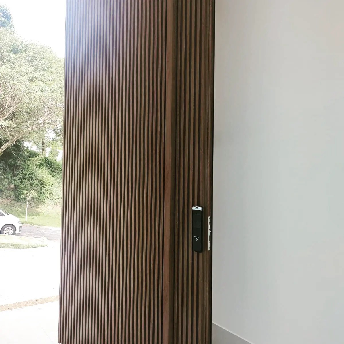Detalhe do fechamento ripado da porta pivotante